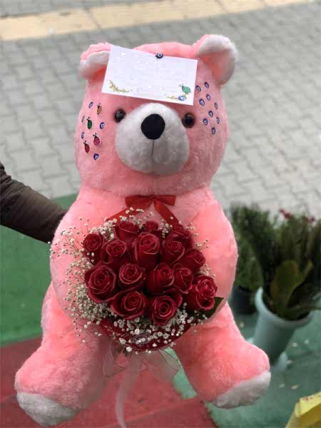 Pembe Peluş Ayıcık Ve Güller