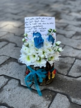 Ahşap İçinde Papatya Ve Mavi Gül